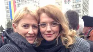 Liberalii joacă la „păcănele” sute de milioane de euro, de dragul afacerilor de familie ale unei colege