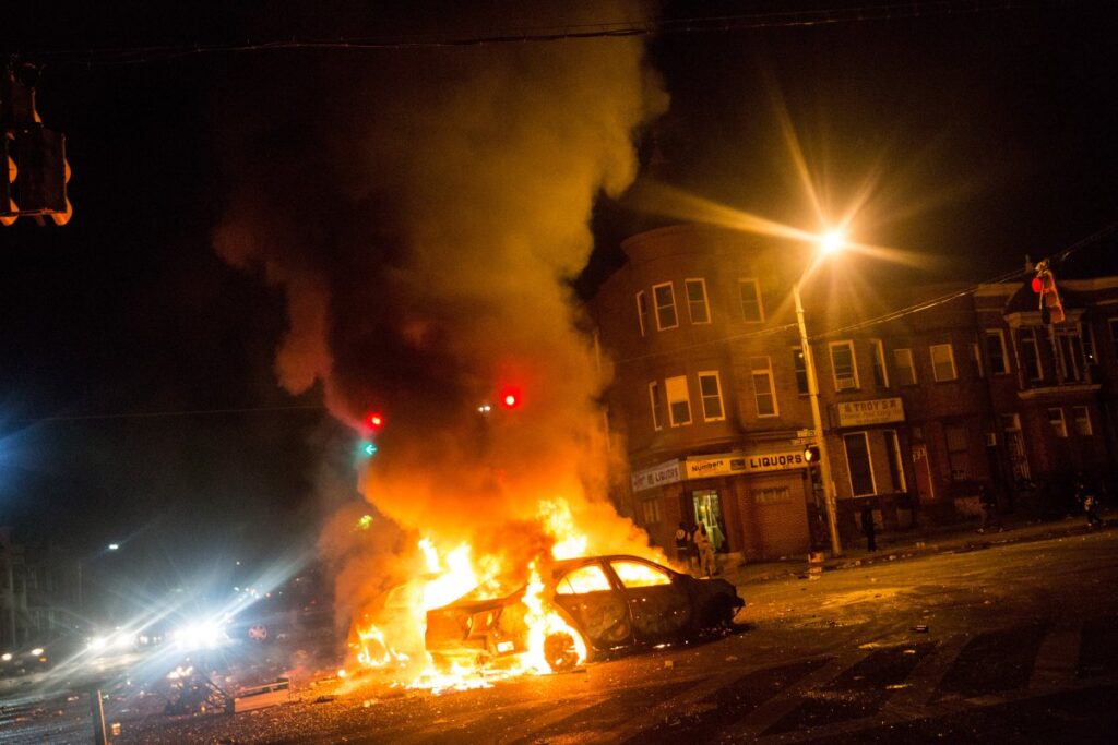 Lupte la Baltimore! Situaţia devine periculoasă