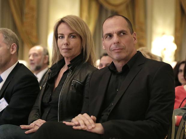 Se încing spiritele! Ministrul grec de finanţe Ianis Varoufakis şi soţia sa, atacaţi de anarhişti la Atena