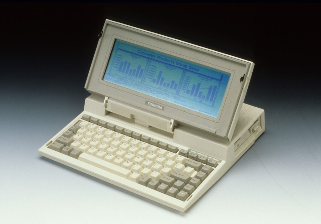 Cum arată primul laptop din lume, lansat în urmă cu 30 de ani