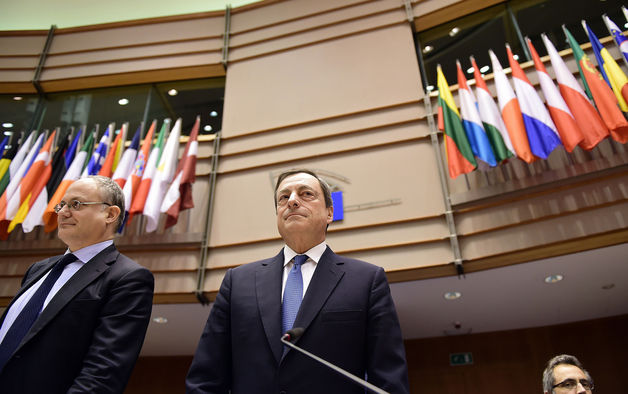 REVISTA PRESEI INTERNAŢIONALE – BCE ridică tonul la Grecia! Deficitul public din zona euro a scăzut în 2014