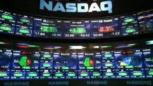 Evoluții financiar-bancare și bursiere – NASDAQ îşi depăşeşte propriul record! Bursele asiatice sunt în scădere