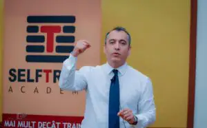 Studiu: Unul din doi români se teme să vorbească în public