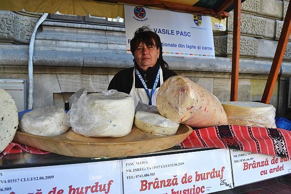 O ciobăniță din Turda face brânza de burduf așa cum îi place românului: cu ardei, ceapă și busuioc!