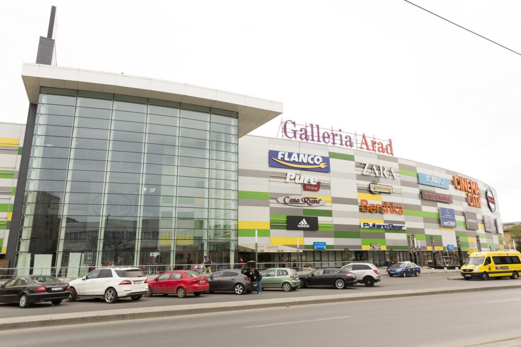 Cora închide primul magazin din România