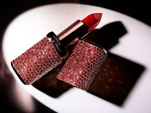 L’Oreal şi Chopard au creat un ruj unic, a cărei carcasă este acoperită cu rubine