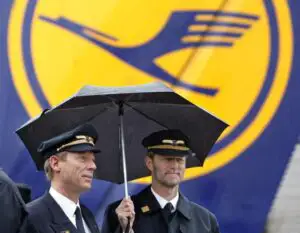 Lufthansa i-ar putea supune pe piloţi unor teste medicale inopinate