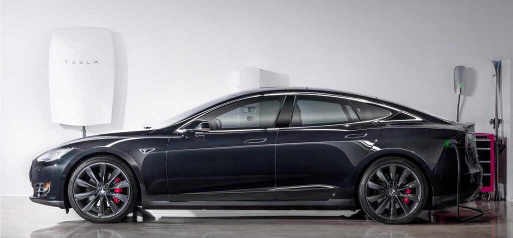 Tesla a prezentat o baterie cu încărcare solară pentru uz caznic