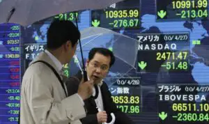 Evoluţii financiar-bancare şi bursiere – Pieţele asiatice se prăbuşesc, dolarul rămâne puternic