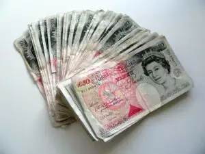 Marea Britanie abandonează cash-ul