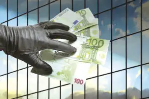 «Bombele» din asigurări, dezamorsate cu banii clienților