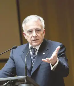 Isărescu îi trimite pe bancheri la cursul de comunicare