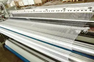 Distribuitorii intră pe producţie pentru a supravieţui