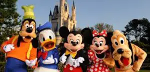 Compania Disney interzice beţele pentru selfie în toate parcurile sale de distracţii