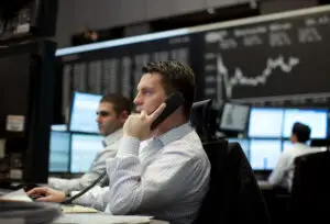 Evoluţii financiar-bancare şi bursiere – Pieţele, în deriva de teama unui eventual colaps al Greciei