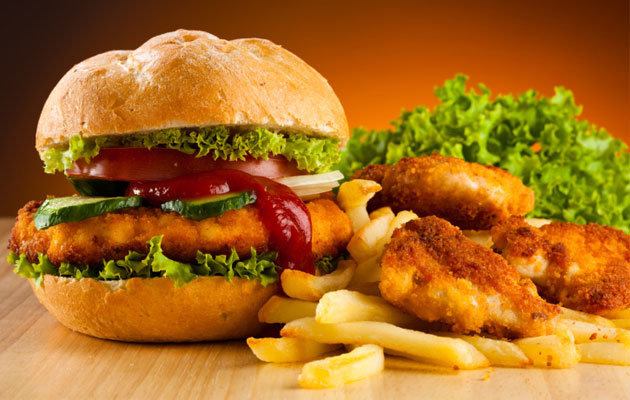 Ziua mondială Junk Food. Iată la ce riscuri te expui dacă mănânci la fast-food!