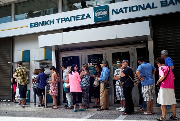 Pensionarii şi bogaţii, categorii cu acces privilegiat la băncile greceşti