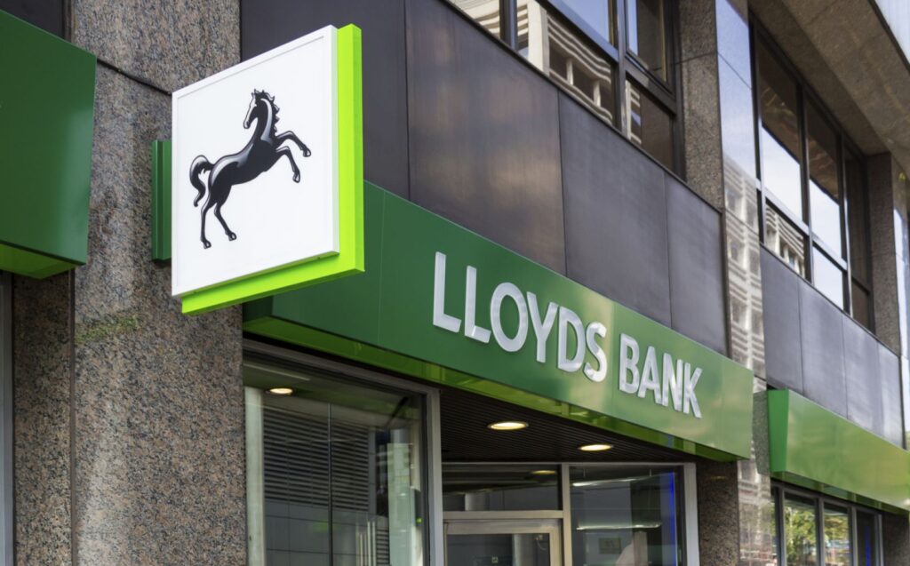 Guvernul britanic şi-a redus sub 17% participaţia la Lloyds