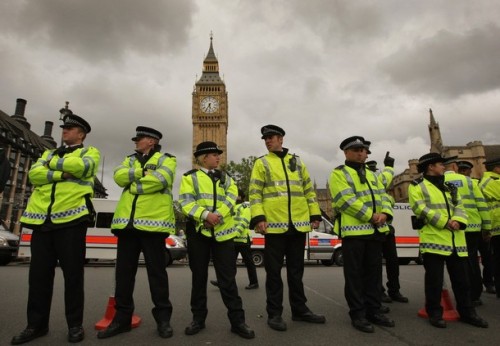 Poliţiştii londonezi vor fi echipaţi cu camere portabile
