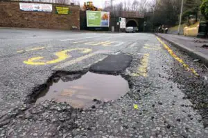 Producătorul celor mai sigure maşini din lume dezvoltă tehnologia care va permite evitarea automată a gropilor