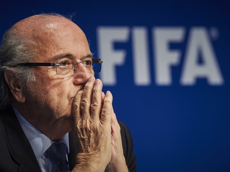 REVISTA PRESEI INTERNAȚIONALE – Sepp Blatter pleacă de la conducerea FIFA