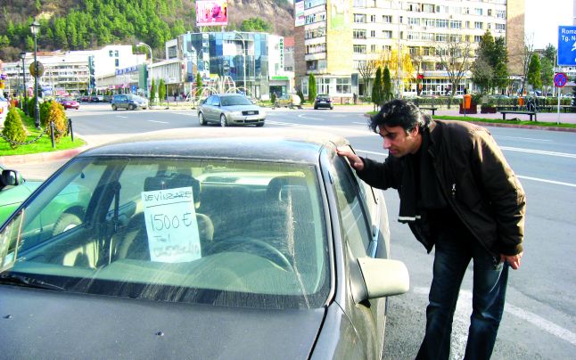 Şoferii care îşi pun în geam afişe cu ”De vânzare” riscă amenzi drastice. Motivul invocat de autorităţi
