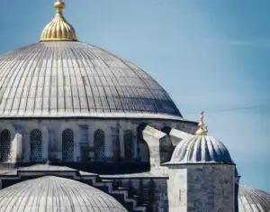 Atac informatic în Turcia! Ce melodie a răsunat din boxele care chemau musulmanii la rugăciune în plin Ramadan VIDEO