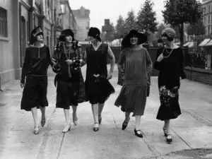 Cum a ținut moda pasul cu istoria între 1918 și 1958