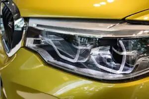 Cum se curăță farurile auto – 3 metode eficiente