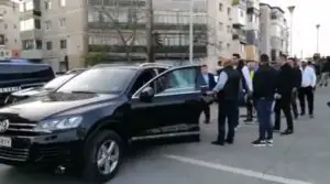 Se îngroaşă gluma pentru Dragnea! Valentin, fiul său, la un pas să fie bătut! A scăpat cu duba de poliţie şi cu bodyguarzii – VIDEO