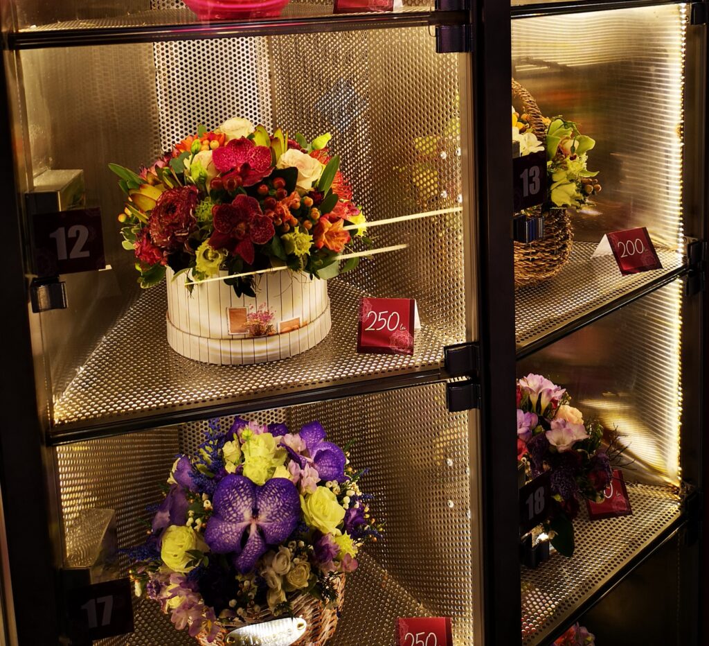 Inedit! A apărut primul “buchetomat” din România! Flori la automat, plătite cash sau cu cardul
