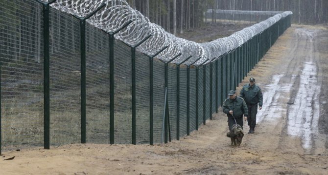 Stat membru UE, vecin cu Rusia, își întărește granița! Gard din sârmă ghimpată de 93 de kilometri