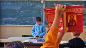 Statistici îngrijorătoare pentru BOR. Religia, afară din școli? Ce spun românii
