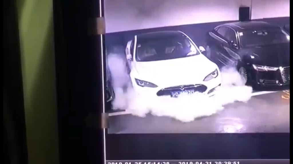 Alertă! Mașinile unui brand celebru au început să ia foc din senin. Producătorul se bâlbâie în explicații