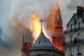 Imagini dezastruoase! Turla principală a catedralei Notre-Dame s-a prăbușit