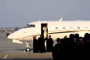 Incidente cu Lumina Sfânta înainte de Noaptea Învierii! Ce s-a întâmplat cu avionul care o ducea în Transilvania