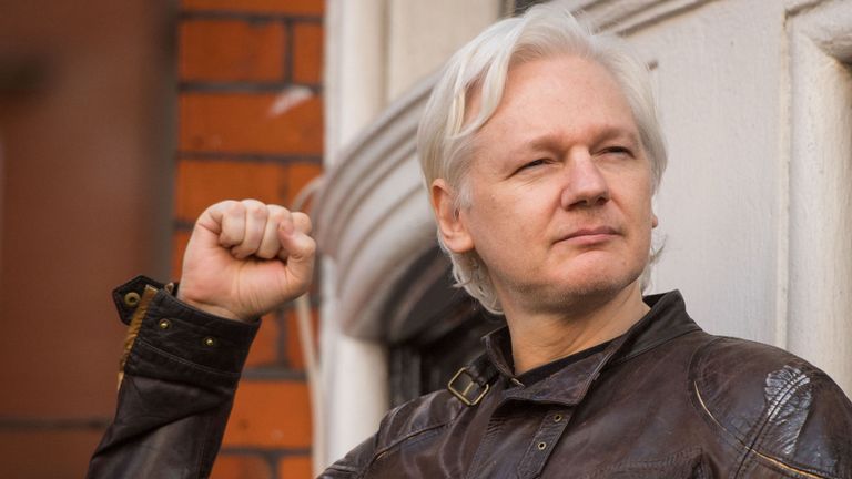 Ultima oră!  Julian Assange a fost arestat! Poliţia a intrat în ambasadă, după şapte ani de protecţie diplomatică