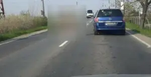Șoc în trafic! O femeie din Timișoara a plecat pe jos, desculță și dezbrăcată, spre casă, după ce s-a certat cu iubitul ei. Cine era de fapt tânăra dezbrăcată