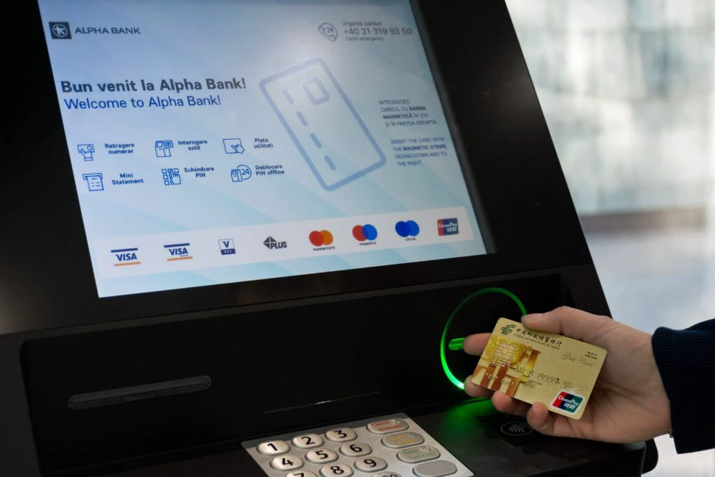 Premieră absolută în piața bancară. China intră oficial în ATM-urile din România