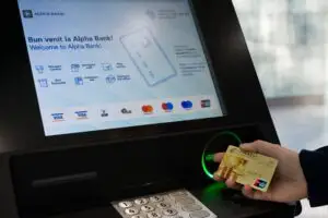 Premieră absolută în piața bancară. China intră oficial în ATM-urile din România