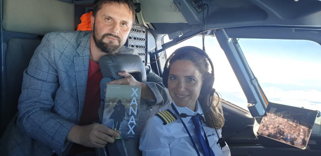 Premieră editorială! Xanax, cel mai citit roman românesc al momentului, lansat în avion, la 11.000 de metri altitudine – VIDEO