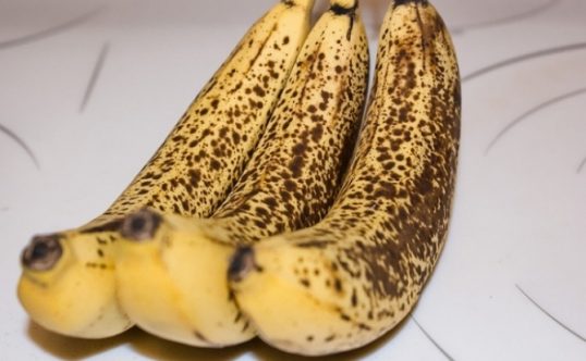 Atenție mare! Ce se întâmplă în organismul tău dacă mănânci banane cu pete maronii sau coajă neagră