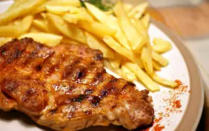 Avertizare alimentară! Motivul real pentru care combinaţia de carne cu cartofi este nocivă pentru organism