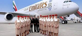 Emirates Airlines angajează însoţitori de bord! Câți bani poți câștiga