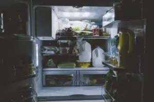 Atenție mare! Vă puteți îmbolnăvi! Iată cât rezistă în realitate fiecare aliment în frigider înainte să expire