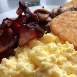 Pericolul neștiut din omleta cu bacon. Alerta vine de la medici. Evitați aceste combinații alimentare