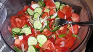 Greșeala totală când facem salată! Ne facem singuri rău. Avertismentul unui cunoscut nutriționist