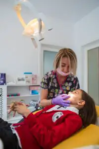 Avertisment pentru cei cu probleme dentare! Când avem nevoie de aparat dentar