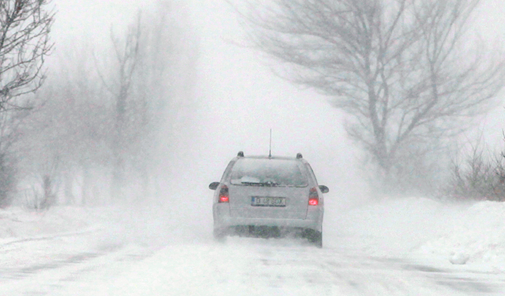 Breaking. România blocată. Ninge abundent pe drumuri esențiale. Autostrăzi pline de zăpadă. Avem și primele accidente