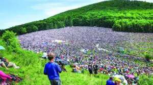 Video. Aproape 100.000 de oameni, în ploaie, pentru Papa Francisc